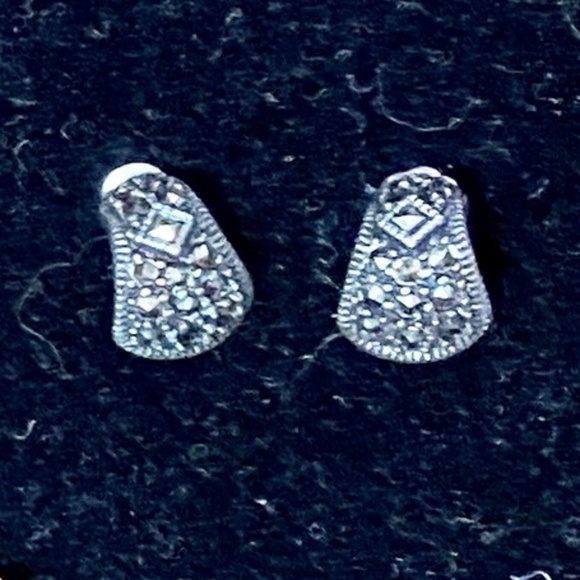 Treasure of Earrings and Brooches - Picture 9 of 14